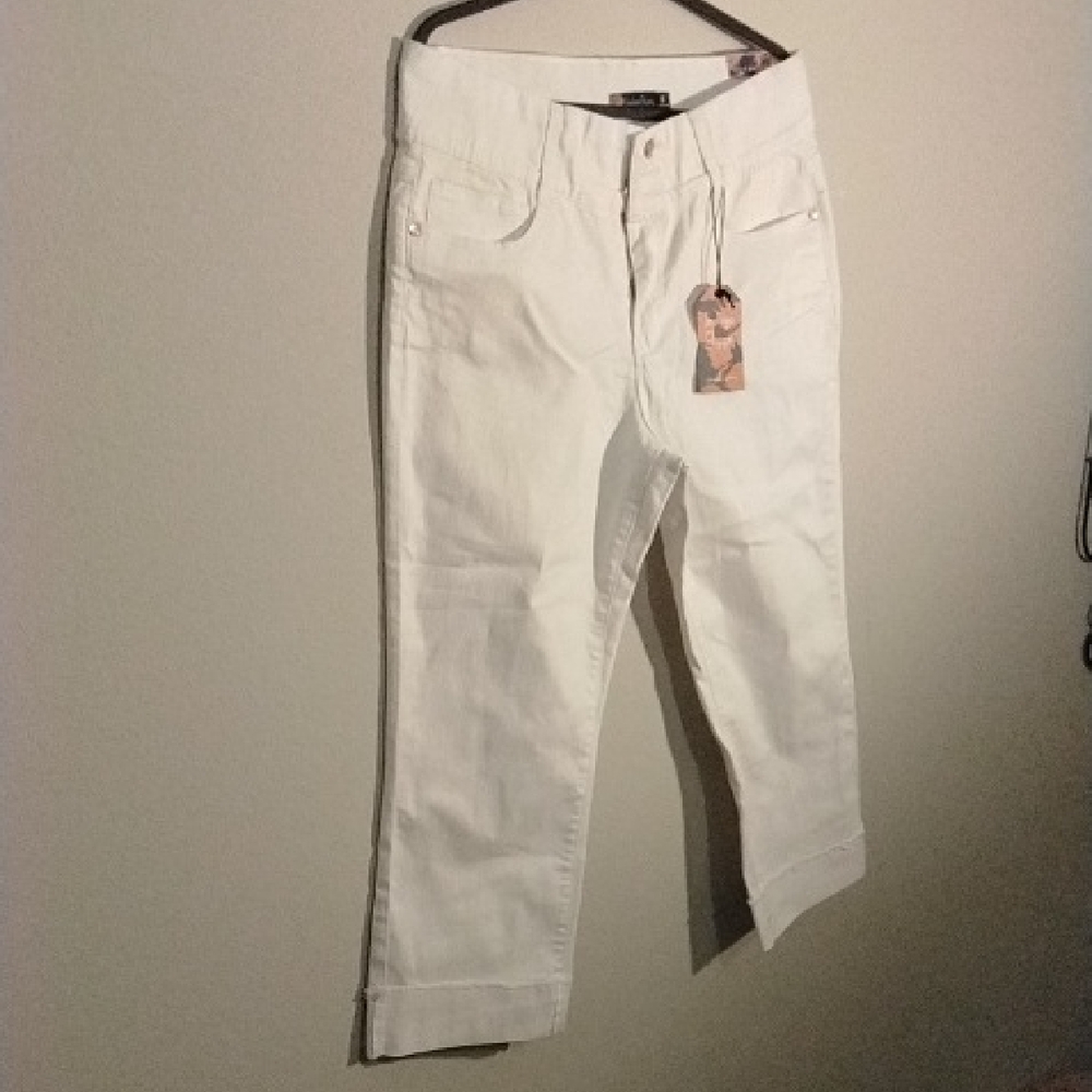 Stylish White Cropped Jeans for Women